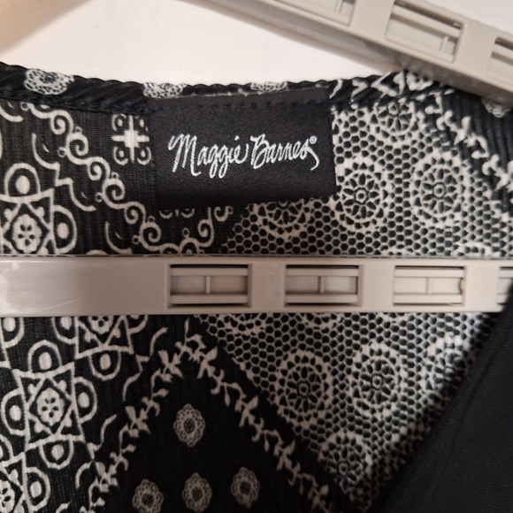 Black and White Patterned Top Flowy Comfort - Picture 5 of 8